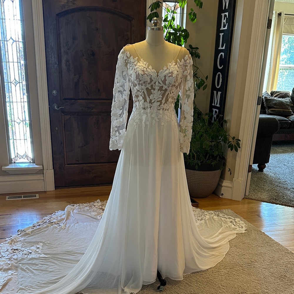Elegant Light Ivory Lace and Chiffon Wedding Dress